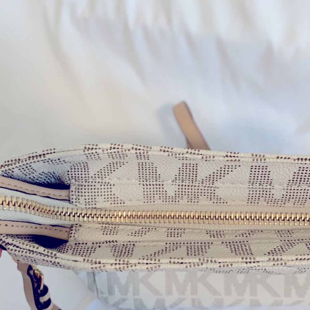 Michael Kors Jet Set Messenger Crossbody Bag in Cream - Picture 13 of 16